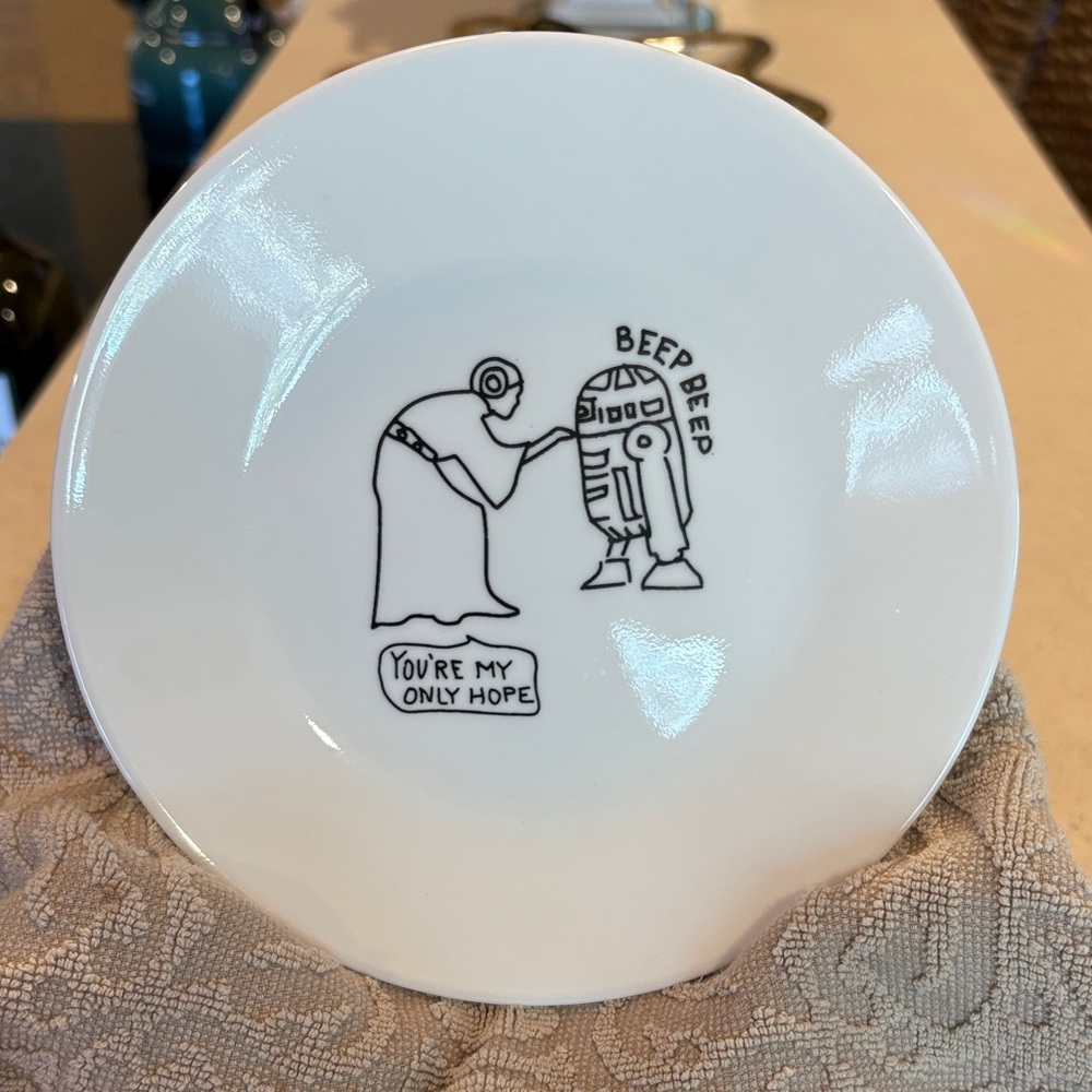 Princess Leia & R2D2 Salad/Appetizer Plates - Set of 4 - Picture 3 of 5